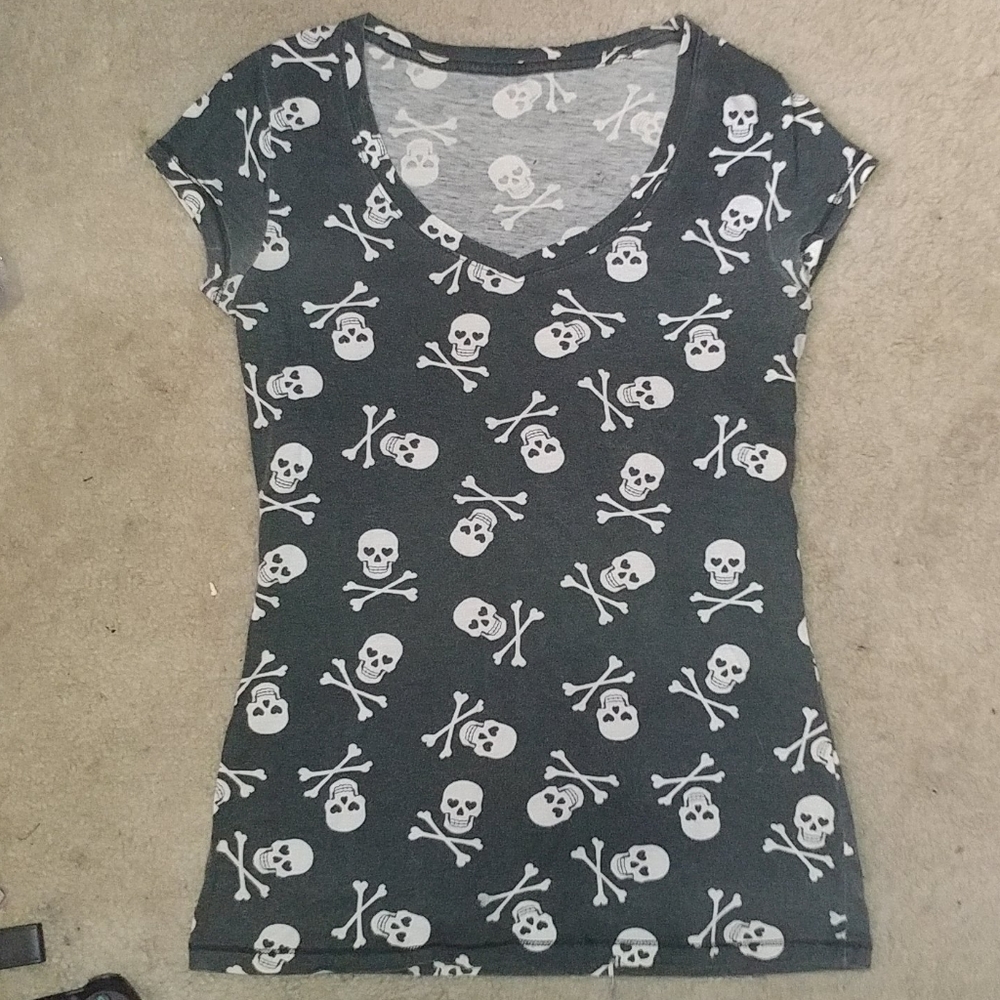 Black and white skull V neck shirt